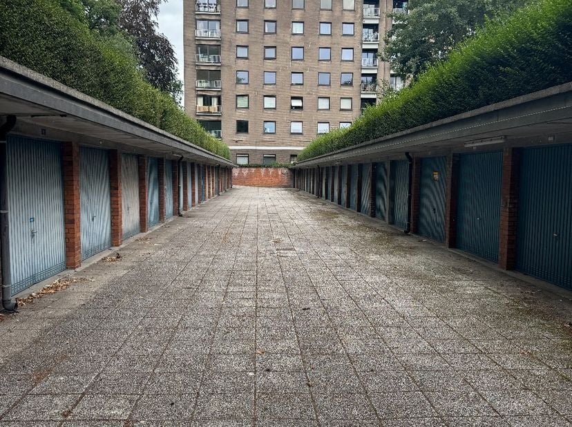 Garage te koop in Baron Ruzettelaan 78,
                    8310 Assebroek