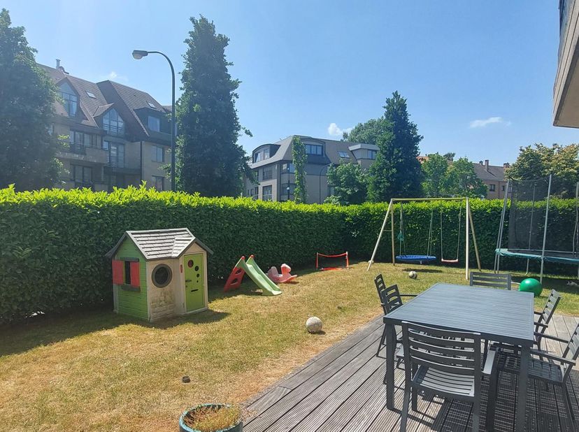 WOLUWE- SAINT-PIERRE, vlakbij Place Dumon. Mooi APPARTEMENT van 150m&amp;sup2; (3bed/2bad) met twee terrassen, garage en twee tuinen. Het is gelegen op de
