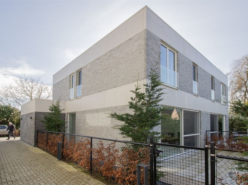 HOB de 2 à 3 chambres nouvellement construit avec des finitions luxueuses.<br />
<br />
Lisez les AVANTAGES ci-dessous !<br />
EPC= -13 donc A+ don