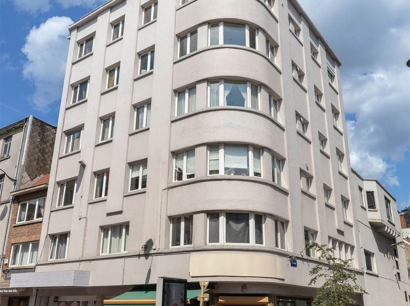 Property One, uw vastgoedpartner in Ukkel, biedt u een prachtig appartement dat ideaal gelegen is op slechts enkele stappen van het Bois de la Cambre.