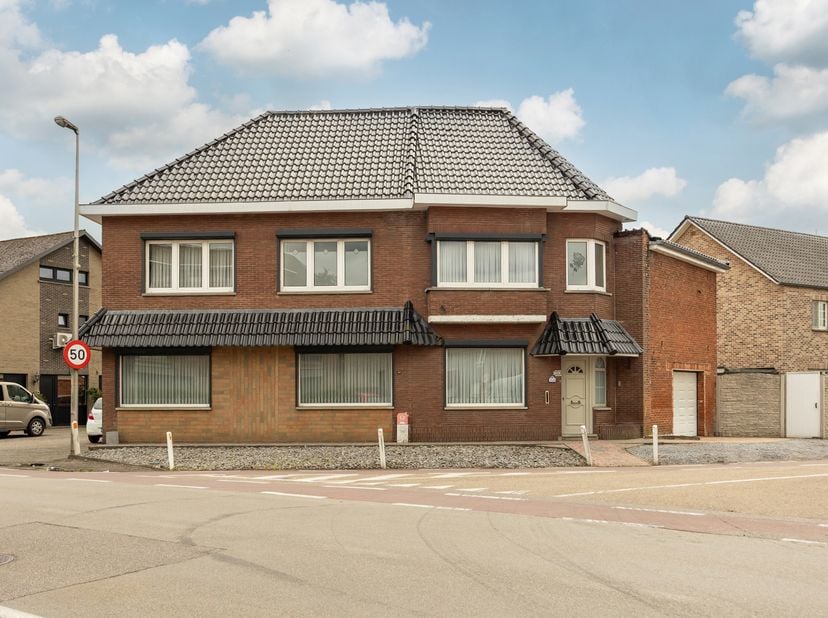 GEDEELTELIJK TE RENOVEREN GEZINSWONING MET 5 SLAAPKAMERS, LEUKE PATIOTUIN OP EEN CENTRALE LOCATIE TE HOUTHALEN-HELCHTEREN.<br />
Ter hoogte van de Koo