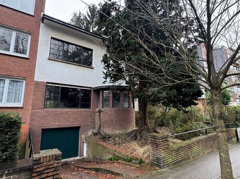 Prachtig Art Deco huis ontworpen door ingenieur-architect Eléazar Cozac in 1931.<br />
Groot herenhuis van +/- 280 m2 bestaande uit:<br />
Begane gron