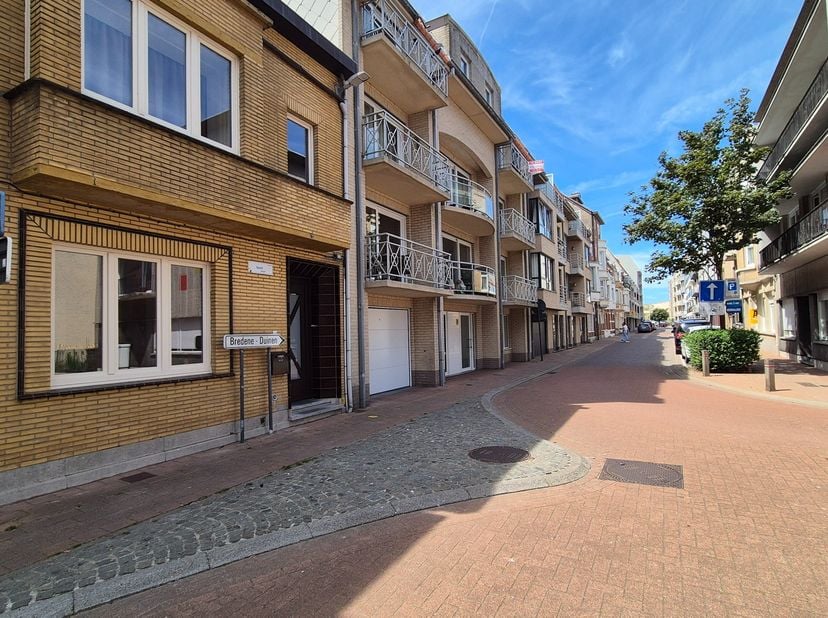 Bent u op zoek naar een instapklaar appartement op een toplocatie aan de Belgische kust? Dan is dit volledig gerenoveerde gelijkvloerse appartement in