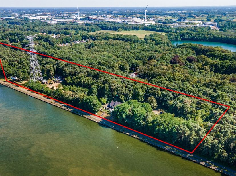 Restaurant met vakantieverblijf op een unieke locatie aan het Albertkanaal<br />
Dit restaurant met vakantieverblijf geniet van een uitzonderlijke li