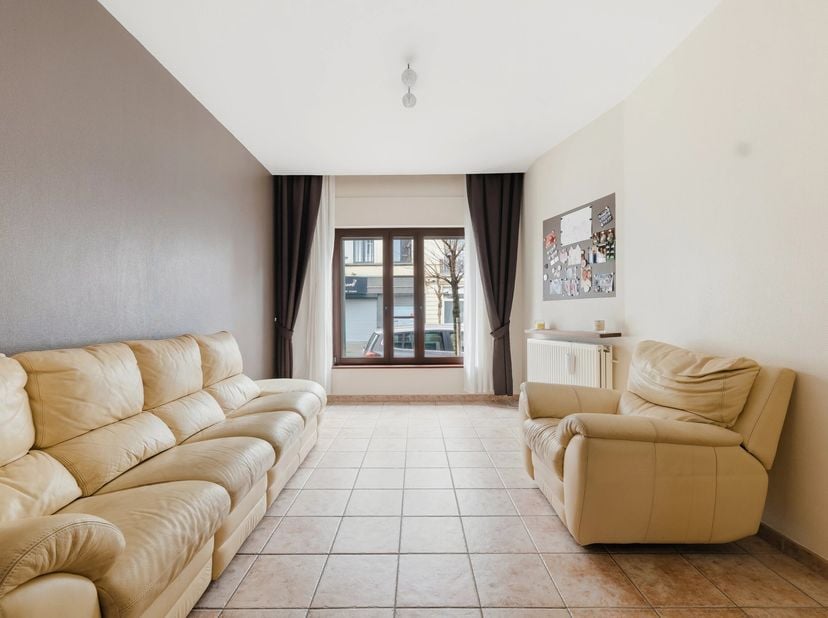 À proximité de la rue Vanderkindere, sur l'Avenue des Sept Bonniers, belle maison à rafraîchir, d'une superficie totale de ± 200 m² bruts avec cour in