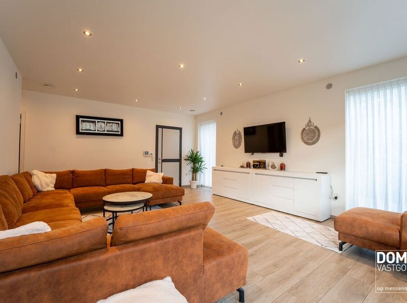 Heeft u interesse? Bekijk deze woning op onze website http://www.domovastgoed.be of contacteer ons op het nummer 011/96.49.96<br />
Handelspand met wo