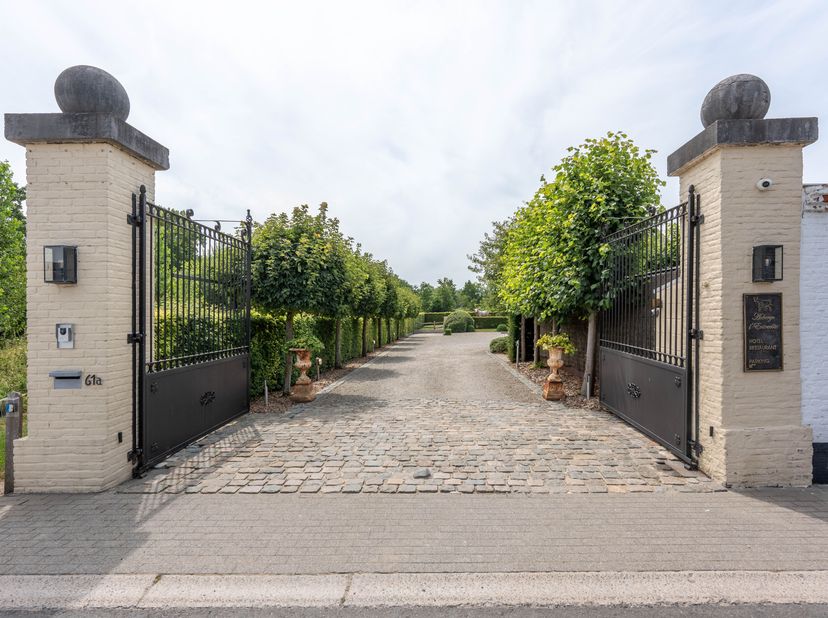 Aan de schilderachtige oevers van de Schelde, in het hart van de Vlaamse Ardennen, bevindt zich deze bijzondere eigendom: een authentiek hotel-restaur