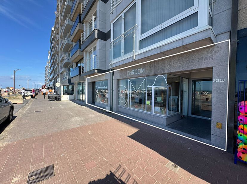 Op een uitermate gunstige locatie aan de Zeedijk van Knokke, grenzend aan Het Zoute, bieden we u dit handelsgelijkvloers aan. Het eigendom bestaat uit