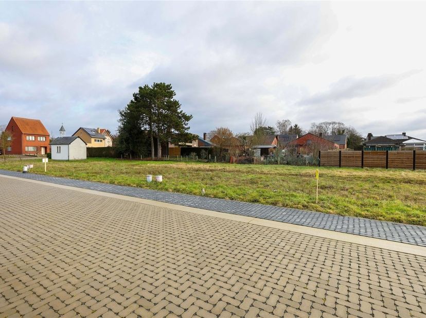 Gunstig gelegen bouwgrond voor open bebouwing op mooi perceel van 3a70ca <br />
<br />
Omgeving:<br />
+ Op slechts enkele minuten verwijderd van h