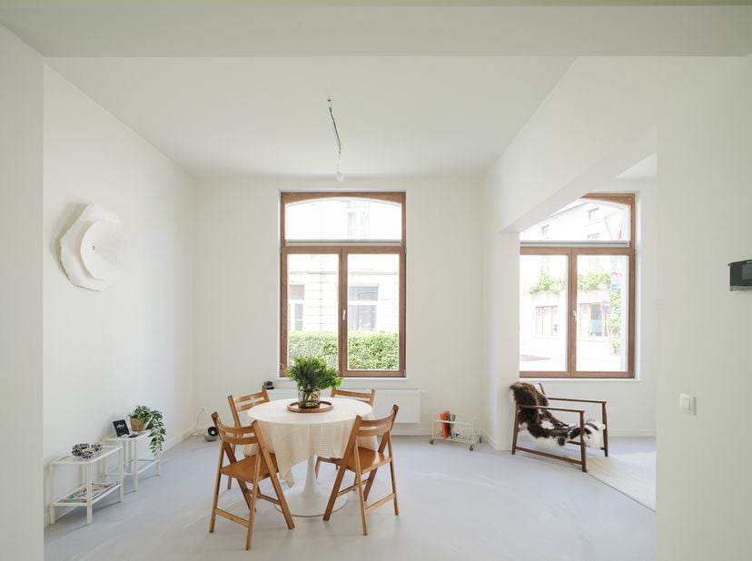 In een rustige straat nabij station Gent-Dampoort en op wandelafstand van het historisch centrum van Gent bevindt zich deze prachtig vernieuwde woning