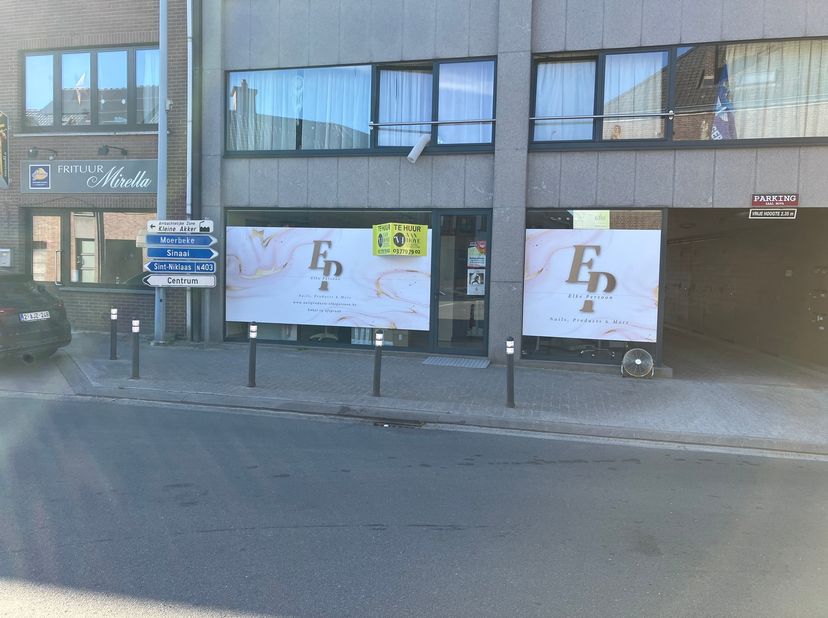 Instapklaar handelspand van ongeveer 75 m2, gelegen in centrum Stekene, Dorpsstraat 133 Stekene<br />
Voorzien van een open ruimte van 6 x12 meter, k