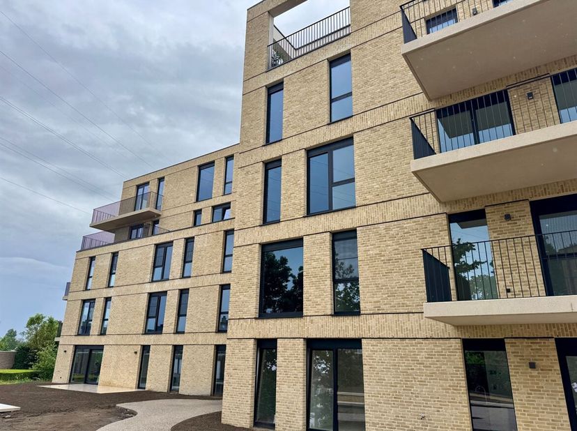 Magnifique appartement neuf de 2 chambres, avec place de parking et terrasse exposée sud à Lier !<br />
Situation<br />
Cet appartement BEN à faible c