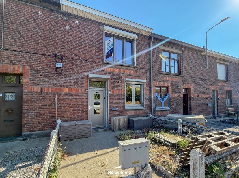 Deze rijwoning in Antoing biedt veel potentieel voor een eerste aankoop of als investering. Het huis staat op een perceel van 360 m², heeft een woonop