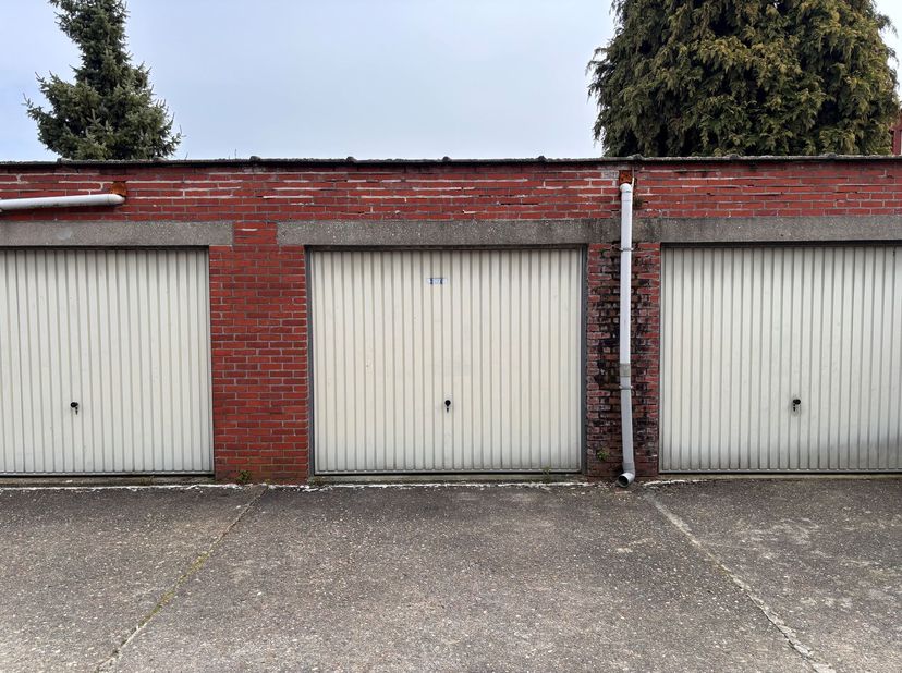 Appartement avec 2 chambres et possibilité d'acheter un garage box<br />
<br />
Cet appartement est situé au premier étage d'un petit immeuble sur l