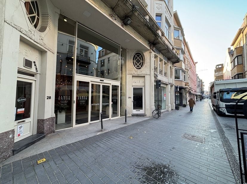Zeer commercieel gelegen winkel in het commercieel centrum van Oostende, goed straatimpact met ruime étalages, hoekpand James Ensorgaanderij, 70 m² wi