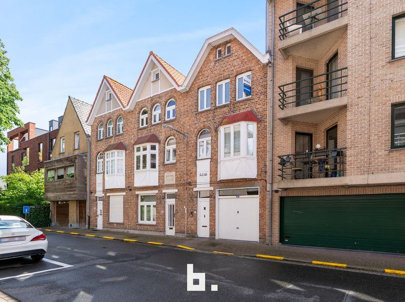 Deze unieke kans biedt u een alleenstaande woning in het hartje van het Knokse centrum. Op een boogscheut van de Lippenslaan maar in een groene omgevi