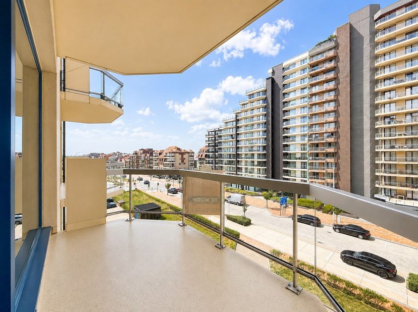Ontdek dit ruime appartement, centraal gelegen op slechts enkele stappen van het strand, de winkels en het openbaar vervoer van Nieuwpoort-Bad.<br />