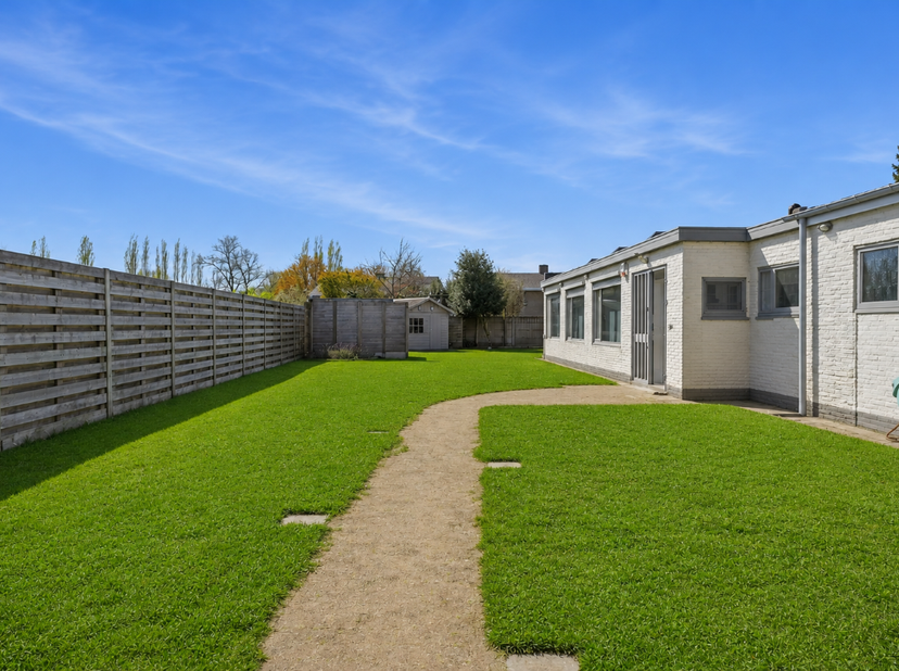 Een ruime halfopen woning met (bijgebouw 60m²), oprit en 3 parkeerplaatsen/carport. Conforme electriciteit!<br />
We betreden de woning via de voordeu