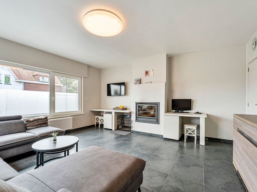 Op zoek naar ruimte, comfort én mogelijkheden? Deze instapklare halfopen woning is gelegen op een prachtig perceel van maar liefst 1.223 m² en biedt v