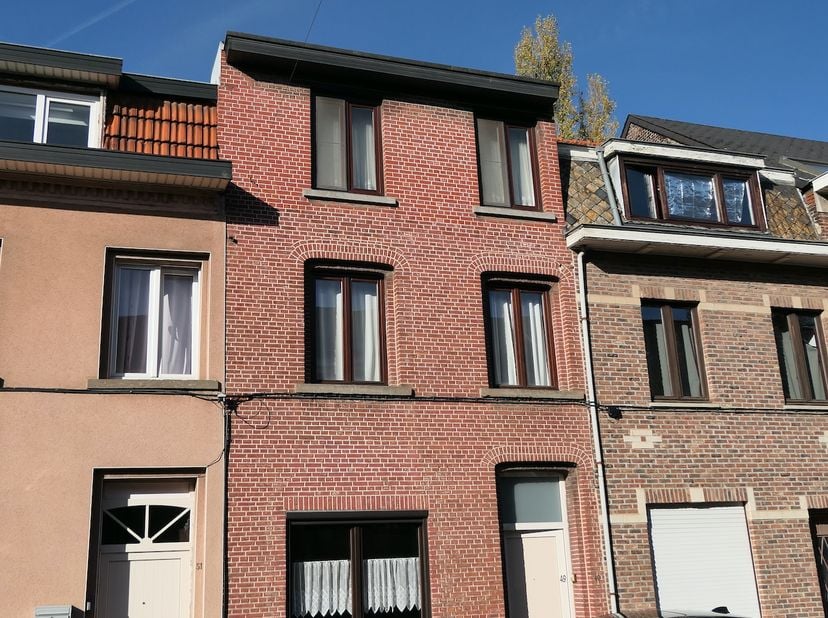 Gunstig gelegen rijwoning gelegen aan de Leuvensesteenweg 49 vlakbij de Bonenwijk in Aarschot centrum.<br />
<br />
GB, horeca, station op wandelafsta