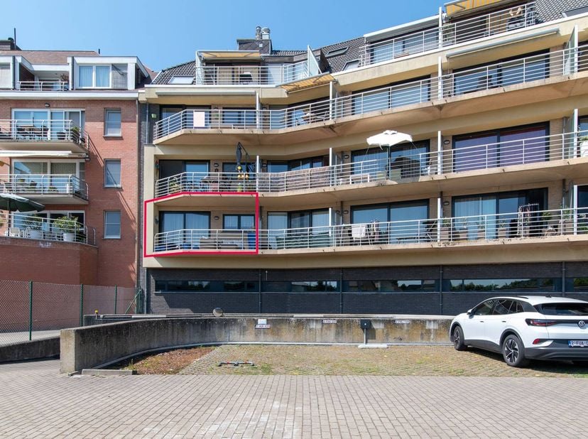 Cet appartement lumineux à vendre se trouve au premier étage de la résidence bien entretenue de South Bay, le long de la Nieuwpoortsesteenweg à Ostend