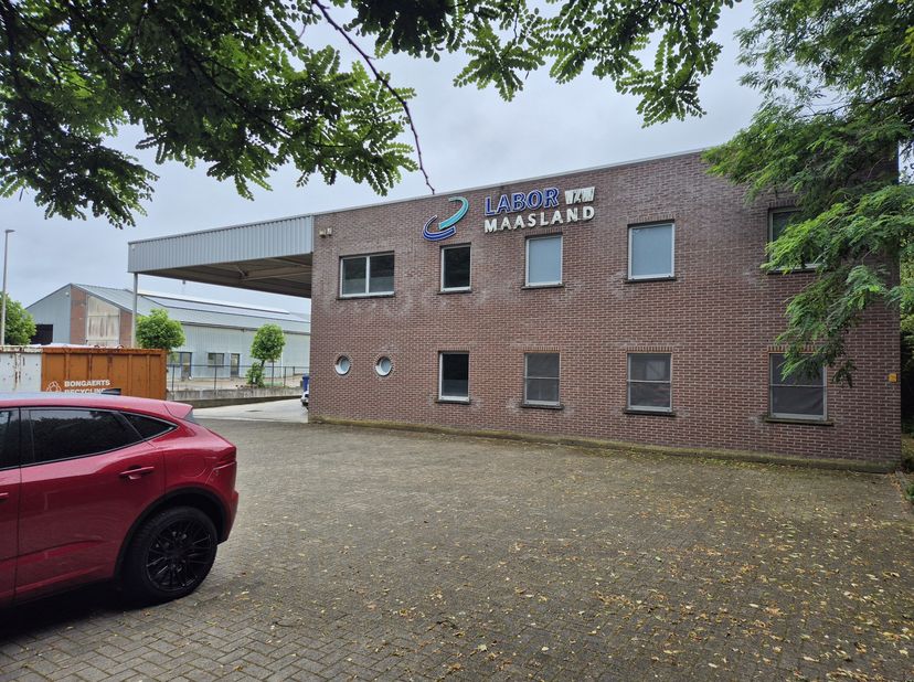 In Dilsen-Stokkem, op het industrieterrein van Rotem, is dit bedrijfspand (bouwjaar 2006) met een oppervlakte van +/-1.660 m² op een perceel van 18a87