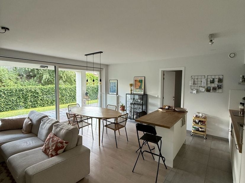 Op zoek naar comfortabel wonen in een rustige en aangename omgeving? Dit verzorgd gelijkvloers appartement in Gentbrugge biedt alle comfort voor wie r