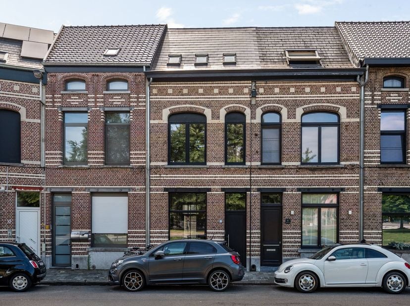 Prachtig gerenoveerde, gemeubelde woning met 2 slaapkamers en gezellige tuin in het hart van Lier<br />
Ligging<br />
Deze charmante woning geniet v