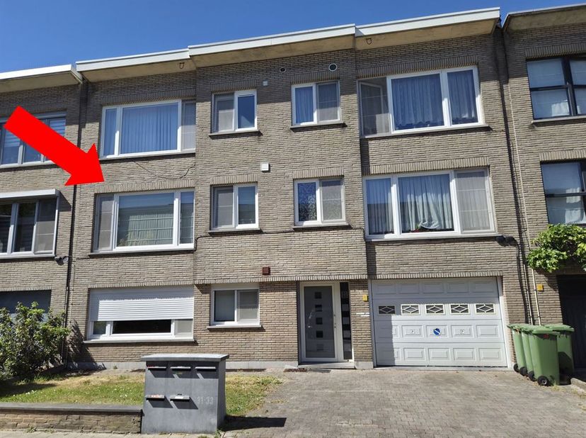 Bel appartement prêt à l'emploi au 1er étage. Aménagement : hall d'entrée avec toilettes séparées, spacieux séjour sur carrelage bordeaux, cuisine con
