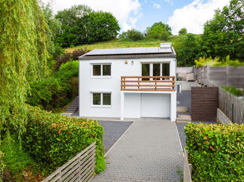 Jolie maison 2 chambres (+/- 119m² d'après PEB) profitant d'une situation idéale à proximité des commodités située a Feneur. Elle se compose comme sui