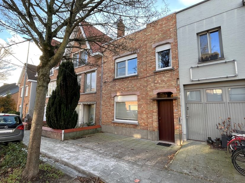 Deze woning is gelegen op een mooi perceel van 484 m² en vormt een interessante opportuniteit voor wie op zoek is naar een woning met potentieel. Acht