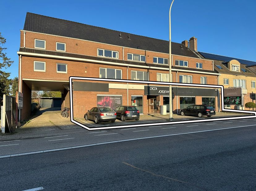 Handelsgelijkvloers van 703 m² + parking. Het eigendom omvat  2 winkels met afzonderlijke tellers.  De burelen, 134m² zijn nu ingericht als woonst. Pr