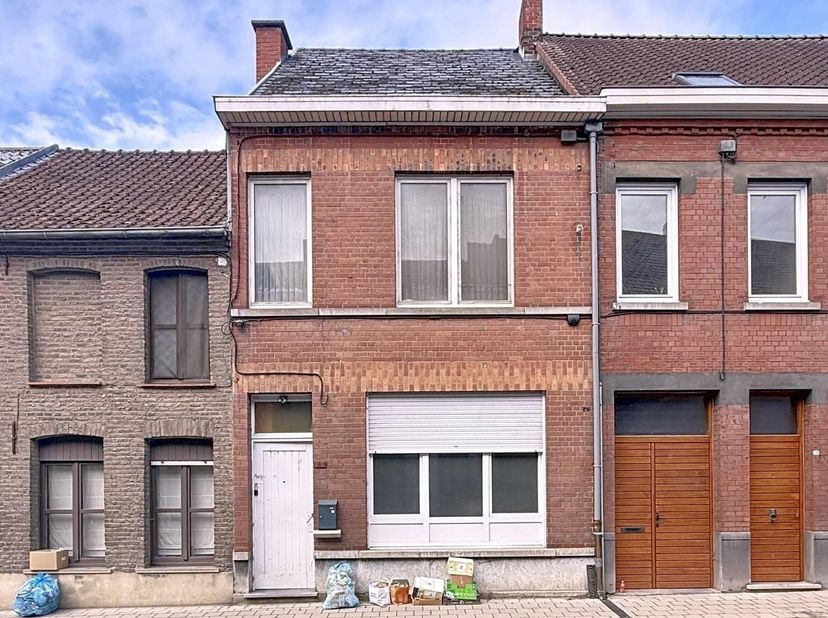 MAISON À RÉNOVER -<br />
Maison mitoyenne à rénover, comprenant un hall d'entrée, un séjour, une cuisine, une buanderie, une salle de bains, une cave