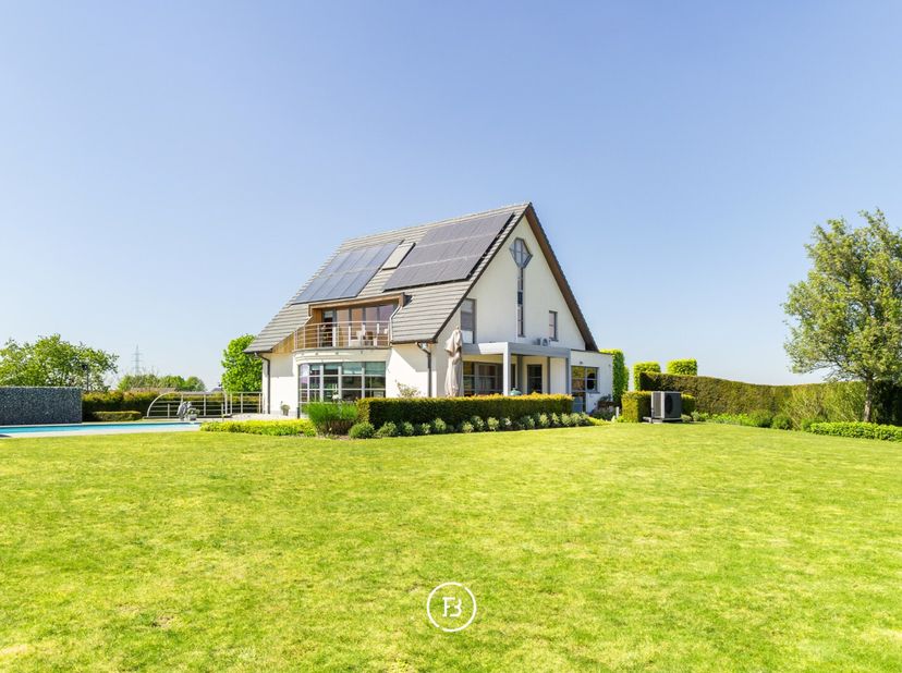 Ontdek deze uitzonderlijke en energiezuinige villa met geïntegreerde praktijkruimte, ideaal gelegen op een rustige en vlot bereikbare toplocatie in Di