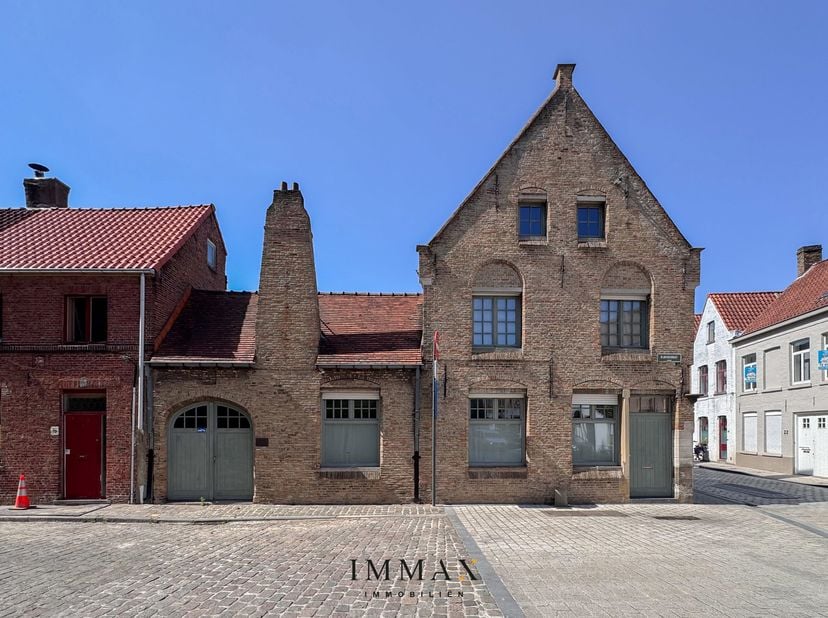 Située dans une rue calme du centre historique de Bruges, cette maison de ville offre un cadre de vie unique avec de beaux volumes, une abondante lumi