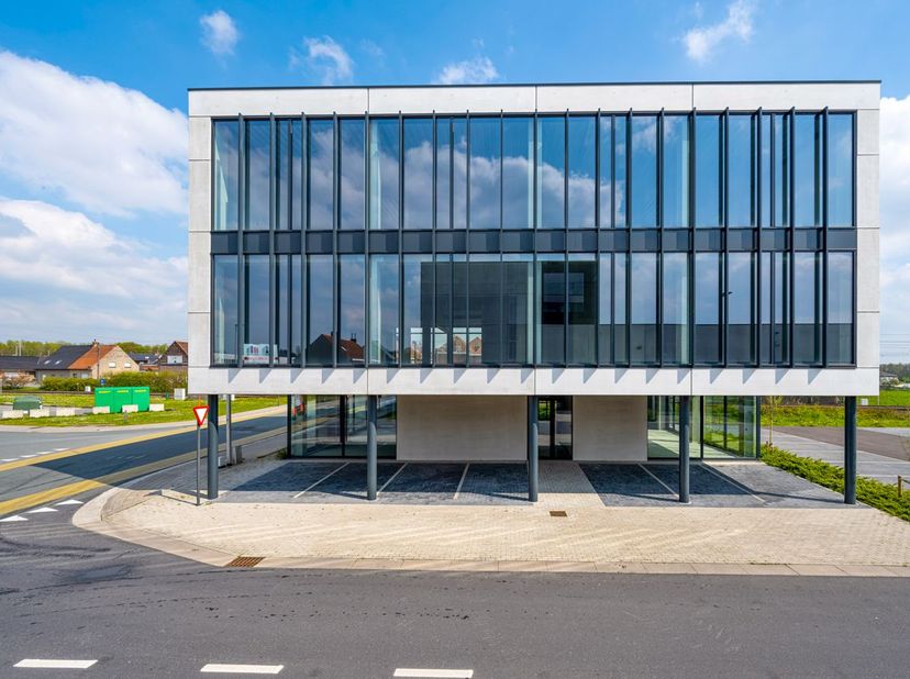 Fantastisch gelegen nieuwbouw kantoorruimte&amp;nbsp;te koop met een oppervlakte van 309 m² en 7 privatieve parkeerplaatsen&amp;nbsp;nabij de N36 te Lendelede