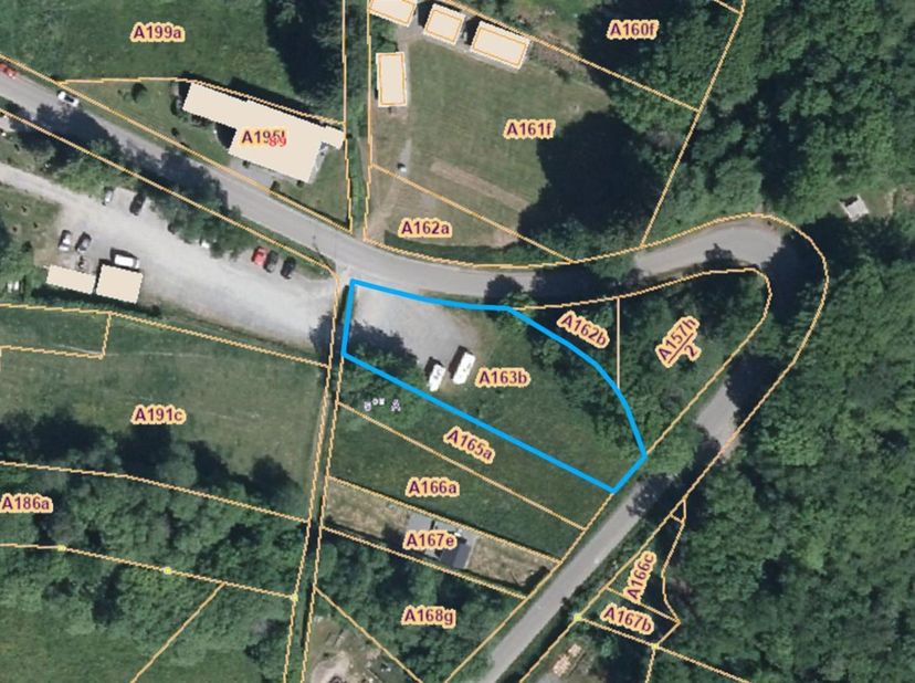 Saisissez cette occasion rare! Lun des derniers terrains à bâtir à vendre dans le charmant village de Vresse-sur-Semois, dune superficie de 1503 m². S