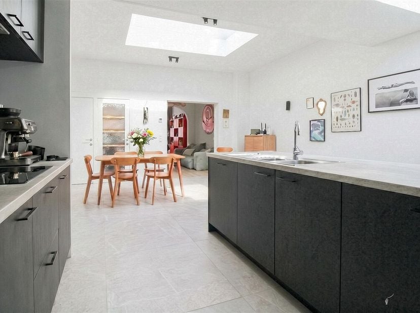 Deze volledig gerenoveerde gesloten bebouwing, gunstig gelegen te Lier, combineert hedendaags wooncomfort met authentieke charme. De woning werd grond