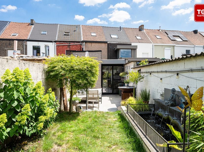 Deze instapklare woning met 3 slaapkamers en een prachtige tuin is gelegen op wandelafstand van verbinding met het openbaar vervoer, een basisschool e