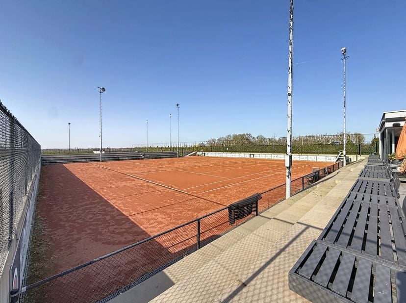 In het groene en vlot bereikbare Torhout bevindt zich dit volledig ingerichte sportcomplex op een perceel van ca. 10.500 m². Een unieke opportuniteit