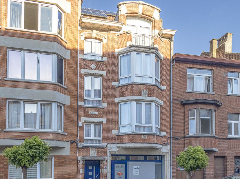 Instapklare en zeer verzorgde woning met bureel/praktijk.<br />
<br />
Deze eigendom werd in 2014 totaal gerenoveerd en omvat een formidabel apparteme
