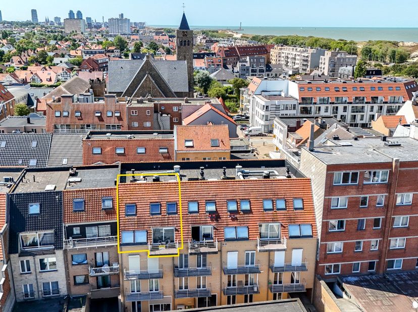 Op zoek naar een comfortabel en lichtrijk appartement? Dit verzorgd duplexappartement op de derde verdieping in Bredene combineert modern wooncomfort