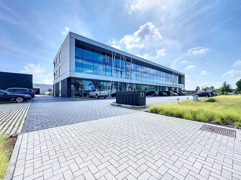 Dit high-end afgewerkt kantoor te huur biedt een uitstekende zichtbaarheid dankzij de ligging langs de N47. De nabijheid van de afrit Zele (E17) zorgt