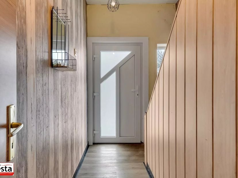 Deze charmante woning in Sint-Truiden biedt ruime vertrekken en is ideaal voor een groot gezin. De woning heeft een moderne uitstraling en is voorzien