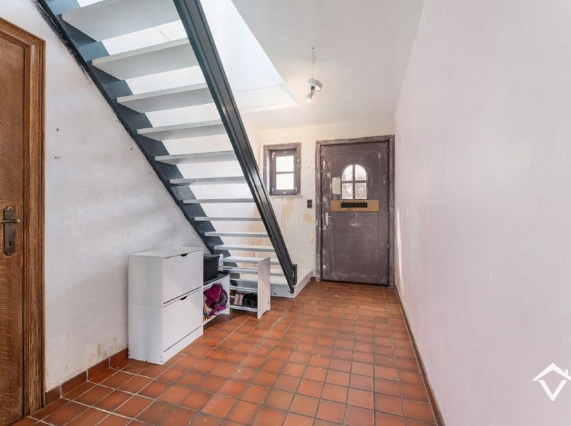 Deze landelijke woning bevindt zich in een rustige woonwijk in Koekelare, met als extra troef het speelplein en de recreatiezone De Mote grenzend aan