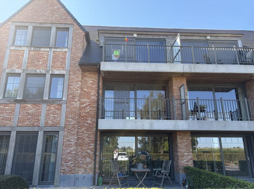 Nieuwbouwappartement gelegen aan de rand van dorpskern van Kaprijke met prachtig uitzicht vanop het terras. Het appartement omvat een ruime inkom - ga