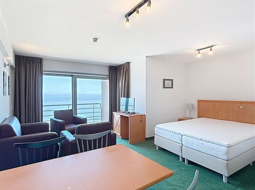 Op de Zeedijk in Blankenberge bevindt zich deze studio van 42 m² op de bovenste verdieping van de residentie Holiday Suites, met een prachtig panorami