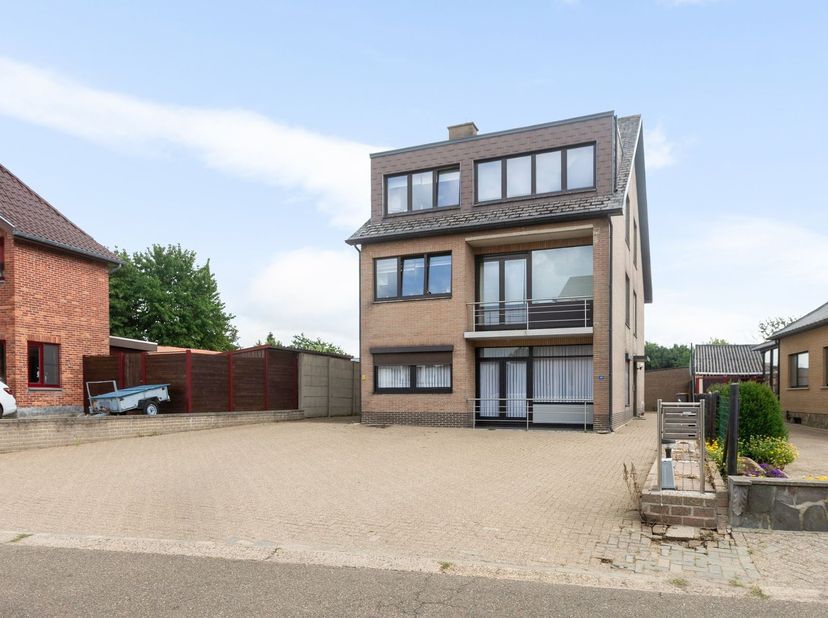 Te koop: opbrengsteigendom met 3 appartementen, 6 garageboxen en loods<br />
<br />
Bent u op zoek naar een interessante vastgoedinvestering met bes