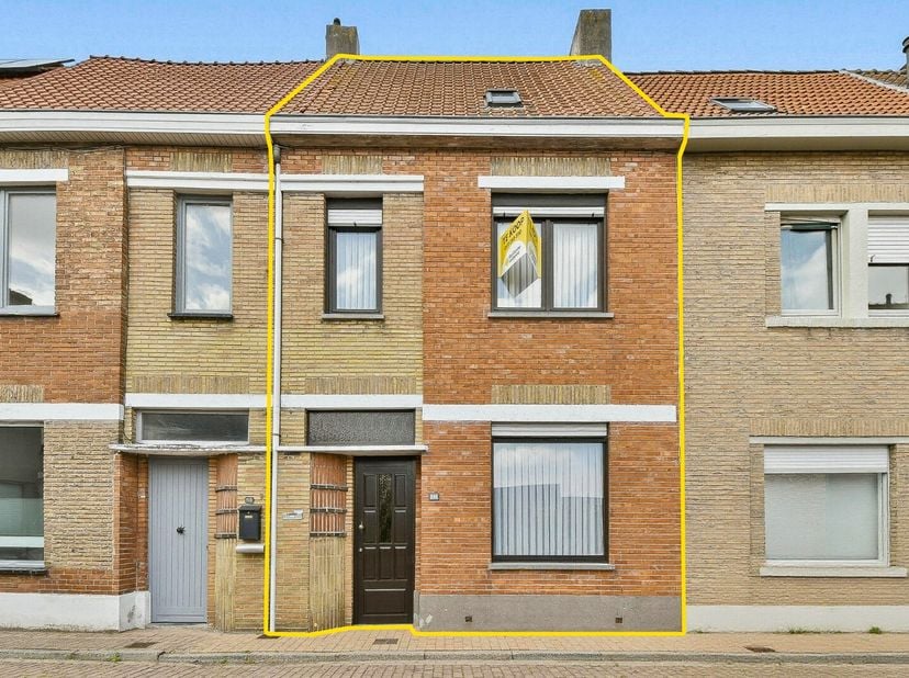 Deze op te frissen rijwoning biedt een uitstekende opportuniteit voor wie op zoek is naar een woning met potentieel die volledig naar eigen smaak kan