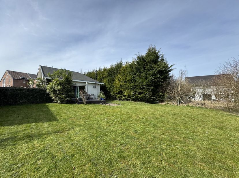 Bunglow : ±107 m²<br />
- cuisine de ±9 m² sur carrelage semi-équipée<br />
- séjour de ±27 m² sur vinyle avec possibilité de poêle<br />
- chambre 1
